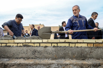 Le Président Pezeshkian participe à la construction d'une école