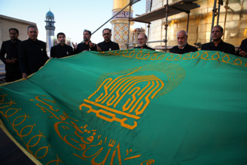 Servants change dome flag at Imam Reza (AS) shrine