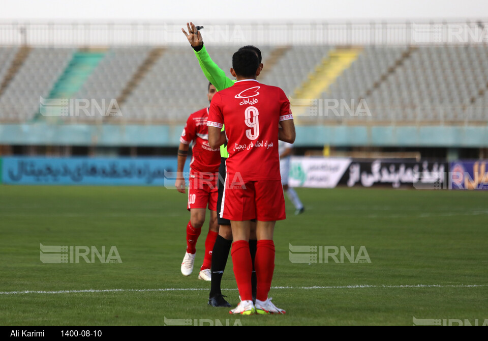 دیدار تیم های فوتبال پرسپولیس تهران و آلومینیوم اراک