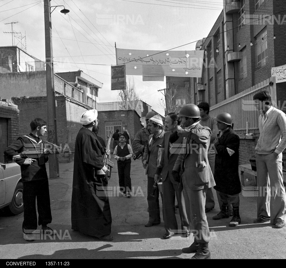 صحنه هایی از نخستین روزهای پیروزی انقلاب اسلامی