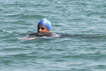 Niña de 12 años rompe el récord de natación de larga distancia de Irán