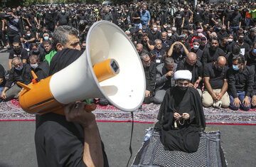 مراسم عزاداری روز عاشورا در خیابانهای منتهی به بازار تهران