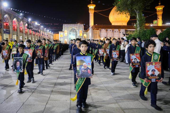 آیین لاله گردانی خادمان حرم شاهچراغ در شهادت امام رضا (ع)