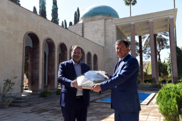 بازدید وزیر کشور تاجیکستان از آرامگاه سعدی شیرازی