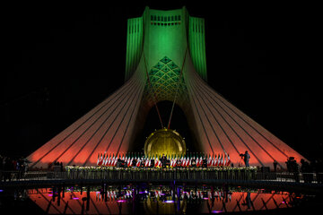 le feu d’artifice du 22 bahman sur la tour Azadi de Téhéran 