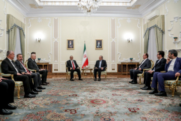 Le président du Parlement irakien, Mahmoud Al-Mashhadani, a rencontré ce lundi après-midi 3 février 2025 (15 Bahman 1403) le président iranien, Masoud Pezeshkian, pour des discussions et des échanges bilatéraux. (Mohammad Mahdi Pourarabe-IRNA)