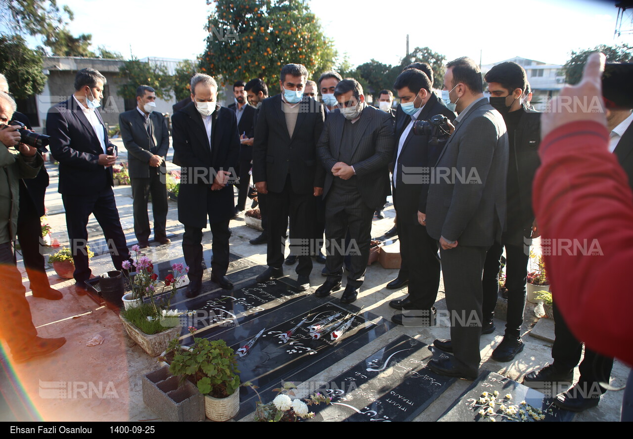 سفر وزیر فرهنگ و ارشاد اسلامی به استان مازندران - حضور وزیر فرهنگ و ارشاد اسلامی در گلزار شهدای ساری