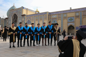 Téhéran (IRNA)-La cérémonie de remise des diplômes de 500 étrangers de 22 nationalités différentes, qui viennent de terminer leurs études dans les universités iraniennes, a eu lieu ce jeudi après-midi (12 décembre 2024) à l'université de Chiraz et dans le sanctuaire sacré de Shahcheragh (PSL). (Photo : Reza Qaderi)