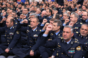 Le Leader de la Révolution islamique, l'Ayatollah Khamenei, reçoit des commandants de l'armée de l'air et de la défense aérienne, le vendredi 7 février 2025. (leader.ir)