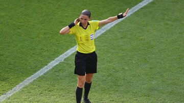 برای نخستین بار در لیگ قهرمانان اروپا؛ زن فرانسوی مردانه سوت می‌زند