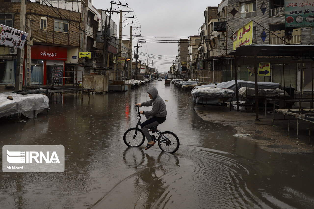 بارش باران باعث قطع برق در اروندکنار و آبگرفتگی در آبادان شد