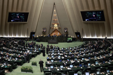 Presentación del proyecto de presupuestos para el próximo año iraní al Mayles