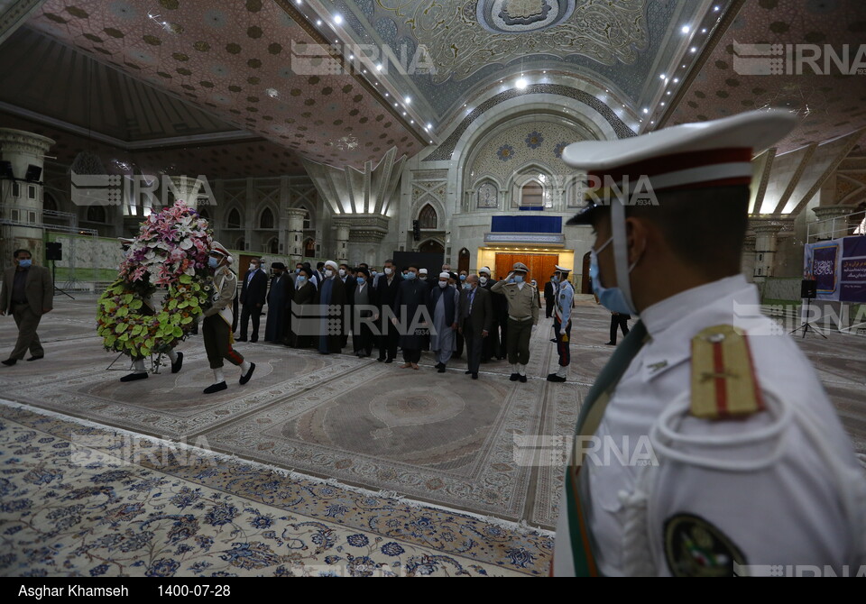 ادای احترام میهمانان کنفرانس وحدت اسلامی به امام راحل