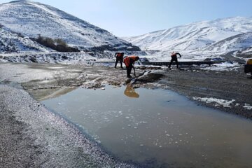 برف روبی و ترمیم راه‌های مهاباد پس از بارش برف