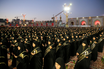 La cérémonie de commémoration du triste anniversaire du martyre de l'Imam Ali Ibn Mussa al-Reza (béni soit-il) a eu lieu mardi soir (3 septembre 2024) à Machhad en présence des serviteurs, des pèlerins et des personnes en deuil du 8ème Imam, l'Imam Reza, (Que le Salut de Dieu soit sur lui et sur sa descendance), à la Cour du Grand Prophète de son saint sanctuaire au nord-est de l’Iran. Photo : Mohsen Bakhshandeh