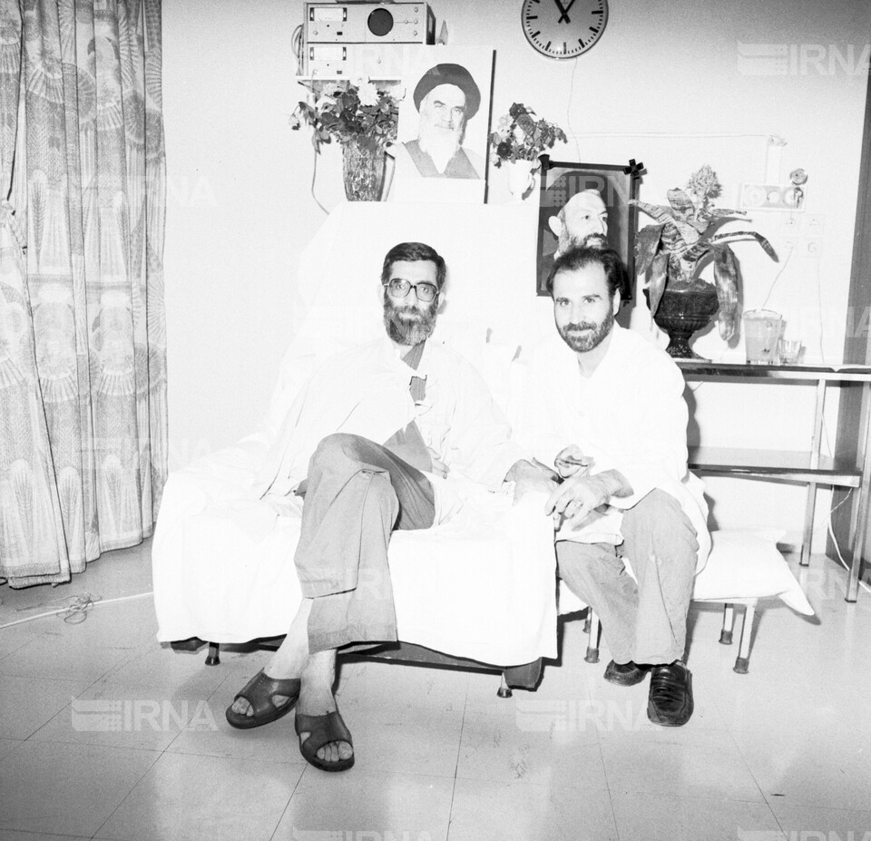 مصاحبه با آیت الله سید علی خامنه ای رئیس جمهوری ایران در بیمارستان