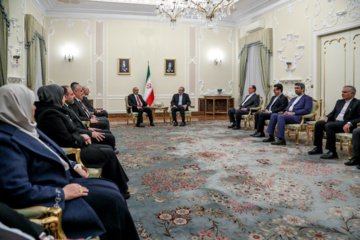 Le président du Parlement irakien, Mahmoud Al-Mashhadani, a rencontré ce lundi après-midi 3 février 2025 (15 Bahman 1403) le président iranien, Masoud Pezeshkian, pour des discussions et des échanges bilatéraux. (Mohammad Mahdi Pourarabe-IRNA)