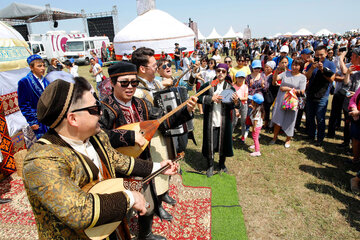 نوازندگی با ساز دومبرا (dombra). عکاس: Alexandr Pavskiy