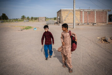 یکی از دوستان دانیال از اهالی روستای «بوئینگ» وی را بدرقه می کند.