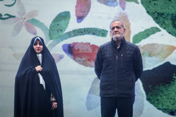 La cérémonie de célébration de la dignité de la femme a eu lieu le dimanche 22 décembre 2024 en présence de Massoud Pezeshkian, le président de la République islamique d'Iran, dans la Salle des Réunions des Dirigeants, à Téhéran.
