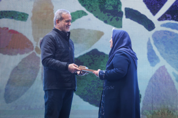 La cérémonie de célébration de la dignité de la femme a eu lieu le dimanche 22 décembre 2024 en présence de Massoud Pezeshkian, le président de la République islamique d'Iran, dans la Salle des Réunions des Dirigeants, à Téhéran.
