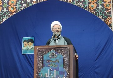 امام جمعه سمنان: مردم در مشکل سامانه سوخت در زمین دشمن بازی نکردند  