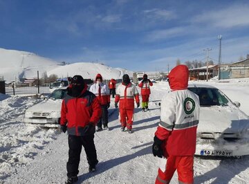 هلال احمر تهران ۲۶۱ خودرو گرفتار در برف و کولاک را امدادرسانی کرد