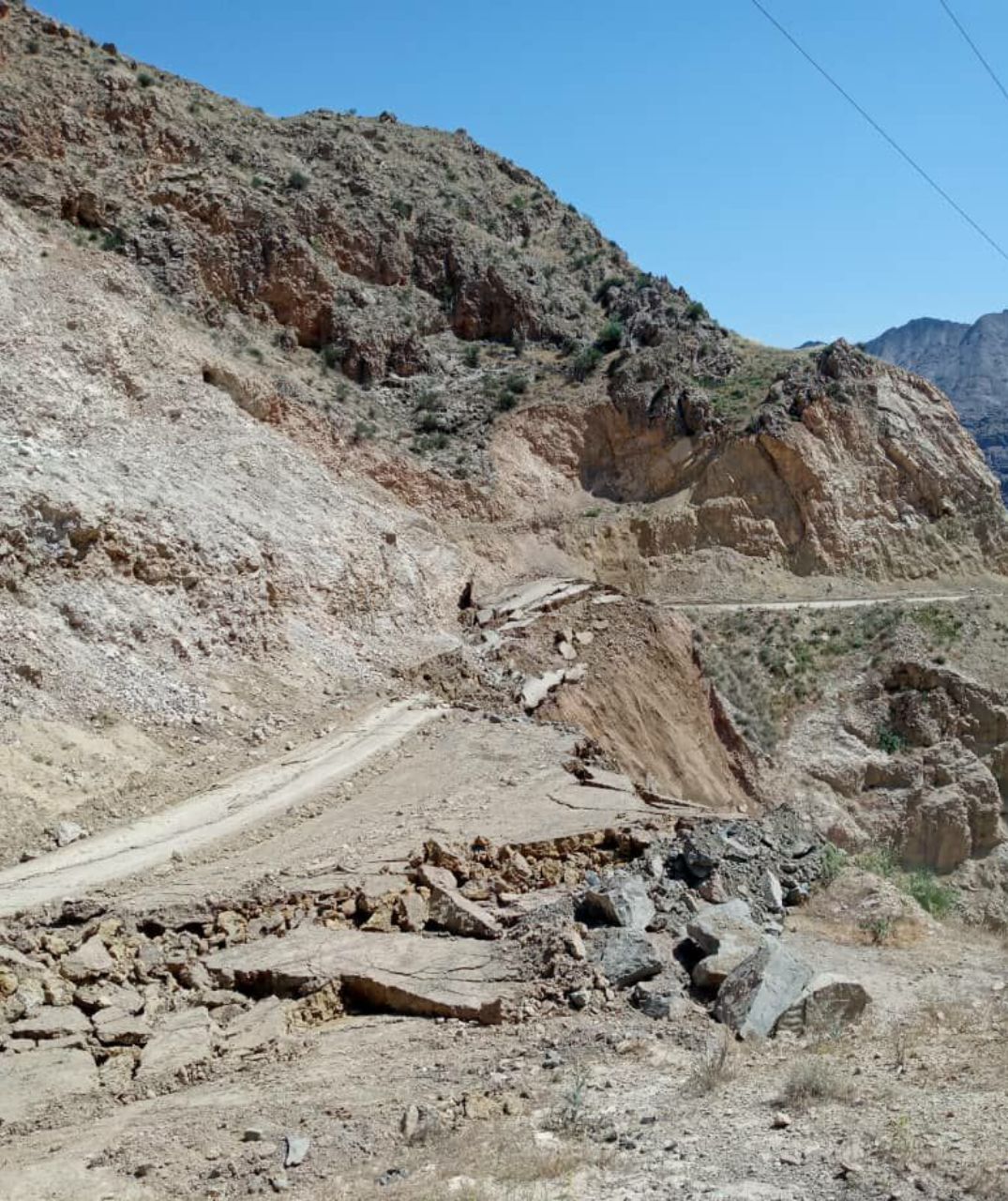 خانه نشینی اجباری ساکنان 2 روستای ساوه به دلیل رانش زمین