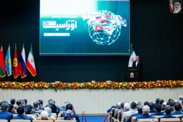 Le président iranien visite l'exposition commerciale internationale avec l'Eurasie