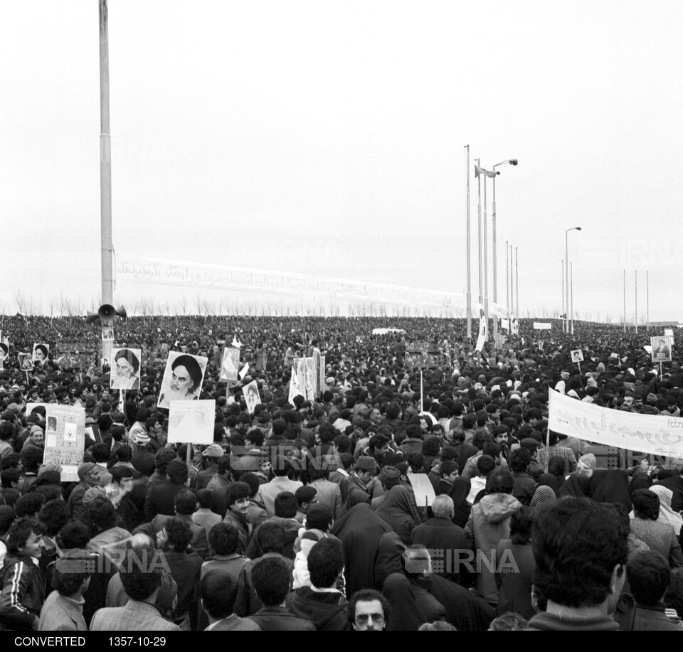 مروری بر روزهای انقلاب - راهپیمایی مردم در روز اربعین 29 دی 1357