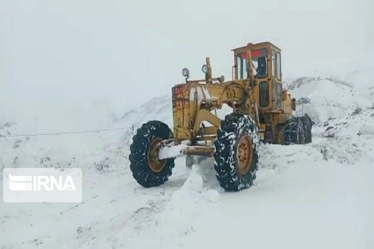 فیلم - تلاش شبانه‌روزی راهداران برای برف‌روبی محورهای اصلی و روستایی در مهاباد