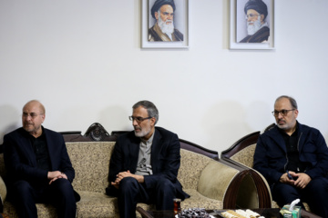 La cérémonie de condoléances pour le martyre de Sayed Hassan Nasrallah (Que sa demeure soit au Paradis) a eu lieu ce lundi 30 septembre 2024 au bureau du Hezbollah libanais  à Téhéran. Photo: Asghar Khamseh