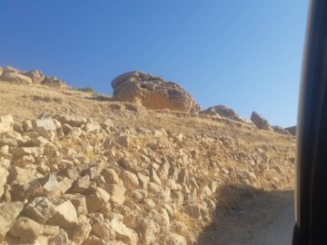 ریزش سنگ ساکنان روستای شیخلر در بوکان راتهدید میکند