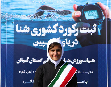 Niña de 12 años rompe el récord de natación de larga distancia de Irán