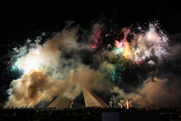 La tour Azadi de Téhéran brille à l'occasion de l'anniversaire de la révolution islamique