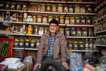 «محمد» در مغازه عطاری مشغول کار است