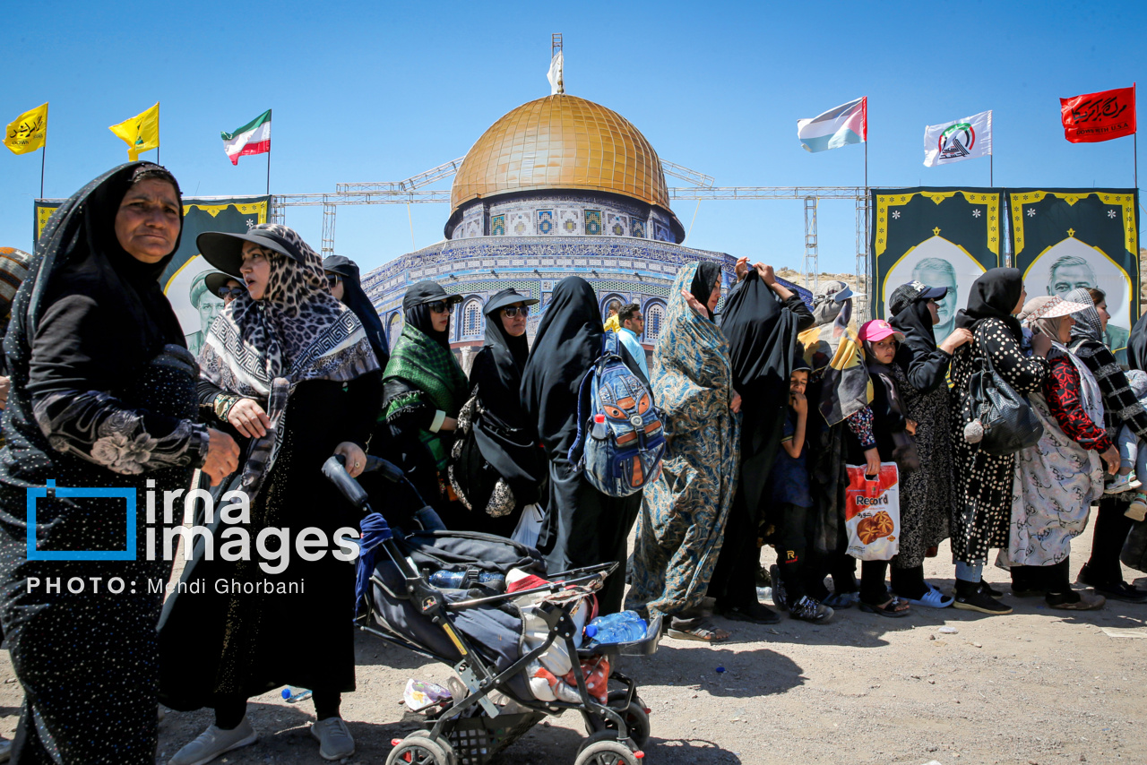 زائران پیاده در راه مشهد الرضا(ع)