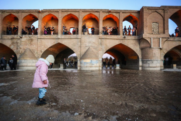 جاری شدن آب در زاینده رود