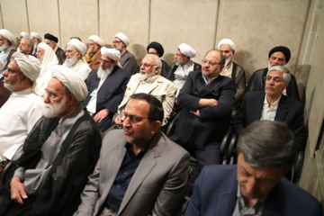 L’ayatollah Khamenei reçoit un groupe de responsables iraniens, d'ambassadeurs des pays islamiques