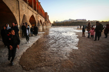 جاری شدن آب در زاینده رود