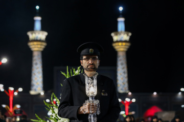 La cérémonie de commémoration du triste anniversaire du martyre de l'Imam Ali Ibn Mussa al-Reza (béni soit-il) a eu lieu mardi soir (3 septembre 2024) à Machhad en présence des serviteurs, des pèlerins et des personnes en deuil du 8ème Imam, l'Imam Reza, (Que le Salut de Dieu soit sur lui et sur sa descendance), à la Cour du Grand Prophète de son saint sanctuaire au nord-est de l’Iran. Photo : Mohsen Bakhshandeh