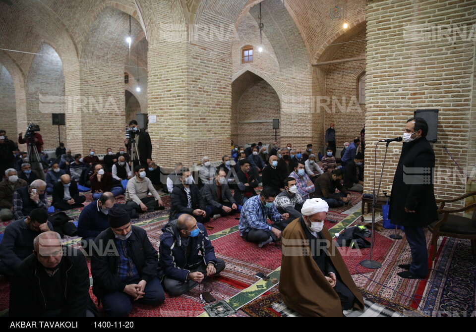 حضور وزیر امور اقتصاد و دارایی در مسجد جامع بازار تهران