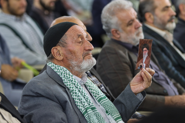 رونمایی از تقریظ رهبر معظم انقلاب بر کتاب «پاییز آمد»