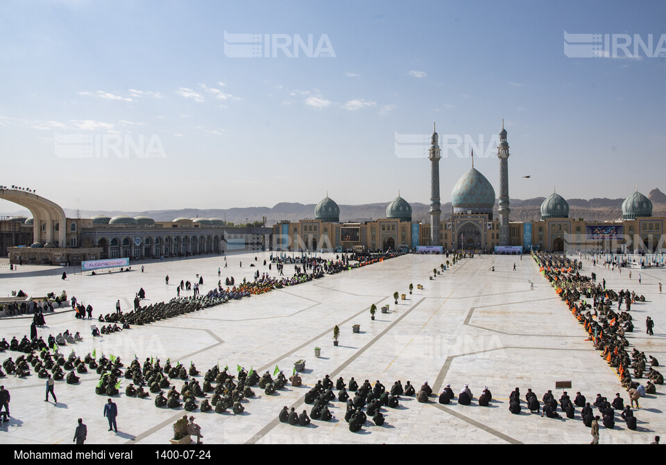 مراسم صبحگاه مشترک نیروهای نظامی و انتظامی در مسجد جمکران