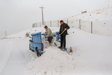 بارش برف زمستانی در روستای اسکندان اسکو