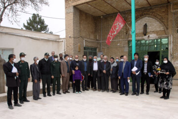 گفت‌وگوی معاون استاندار و جمعی از مسولان قم با اهالی روستای دولت‌آباد نیزار