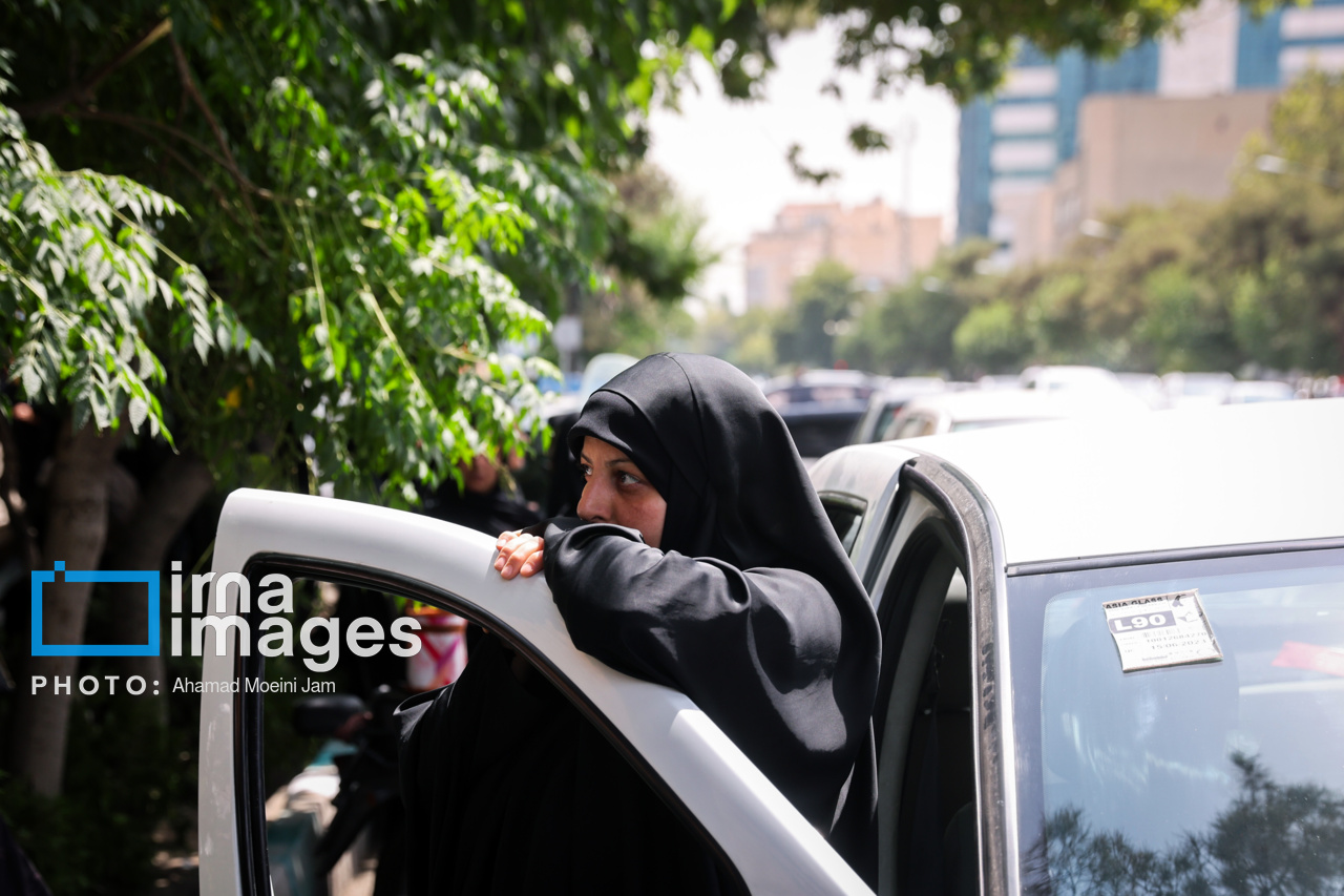 نوبت دوم آزمون سراسری ۱۴۰۳- انتظار خانواده ها در محوطه دانشکده اقتصاد دانشگاه تهران