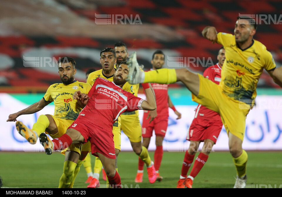 دیدار تیمهای فوتبال پرسپولیس و فجر سپاسی شیراز