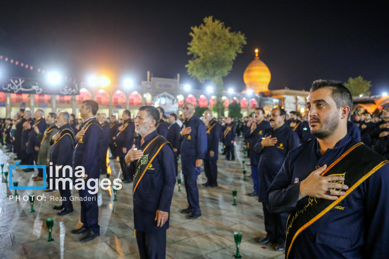 آیین لاله گردانی خادمان حرم شاهچراغ در شهادت امام رضا (ع)