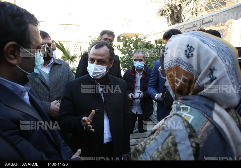 حضور وزیر امور اقتصاد و دارایی در مسجد جامع بازار تهران